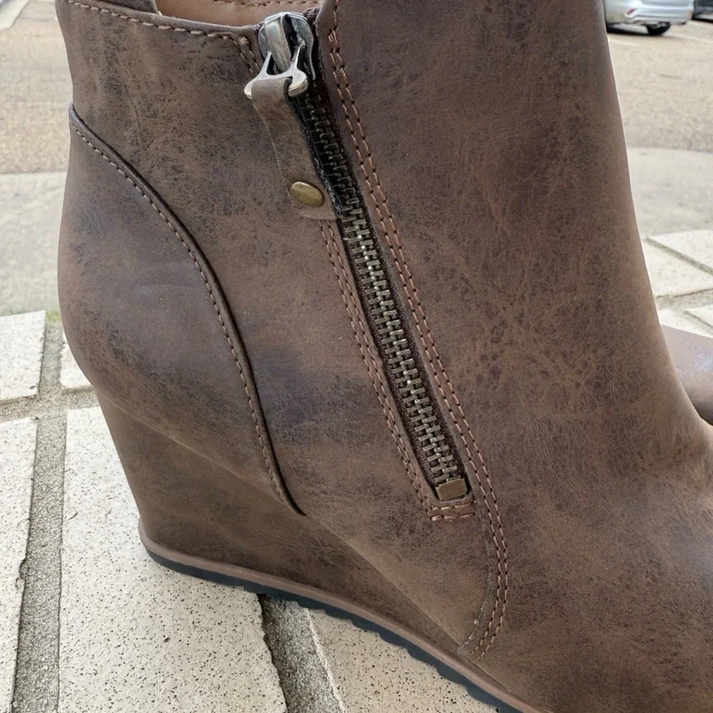NATURALIZER SOUL Haley Brown Wedge Ankle Bootie Comfort Fall Winter Boots 9.5